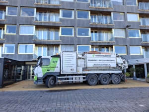 De vrachtwagen van ruimdienst Verbeke Cleaning komt bij je langs